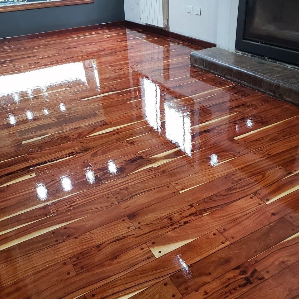 Living con piso de madera renovado