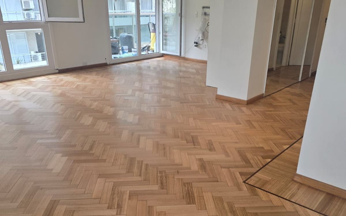Piso de madera recién hidrolaqueado con brillo intenso