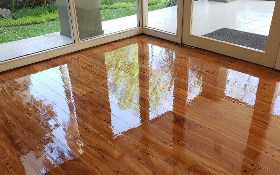 Piso de madera plastificado en living iluminado