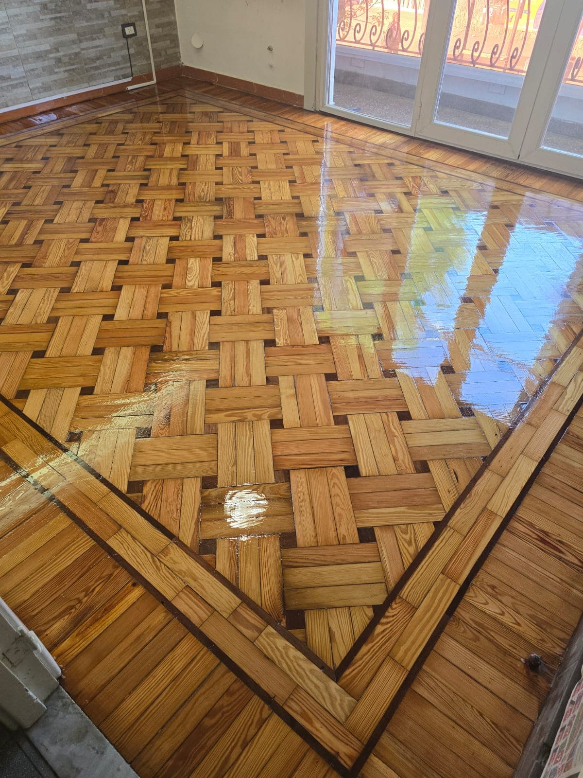 Piso de madera recién plastificado