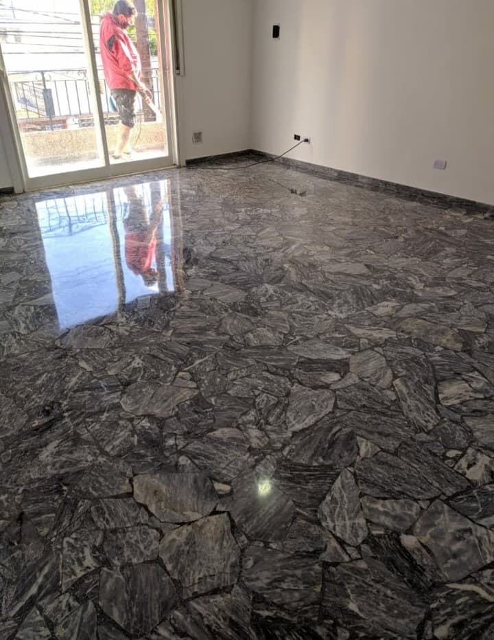 Mosaico granítico restaurado con terminación brillante