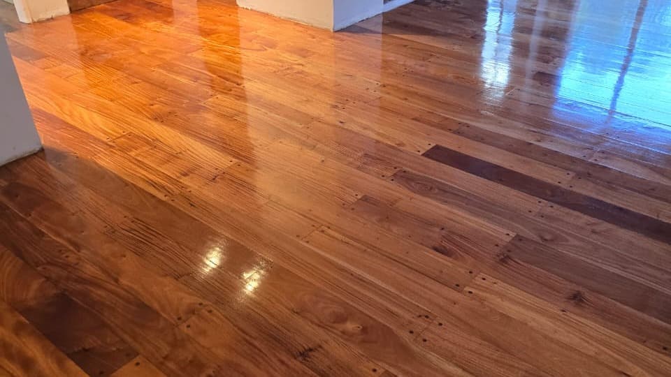 Piso de madera recién plastificado con brillo profundo