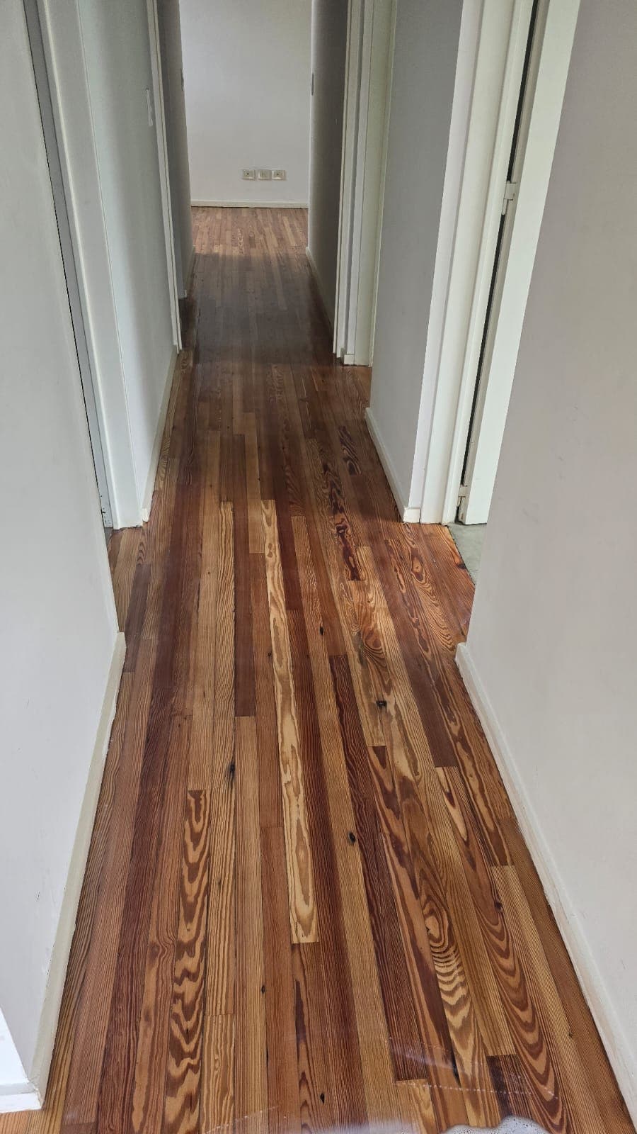 Plastificado de piso de pinotea