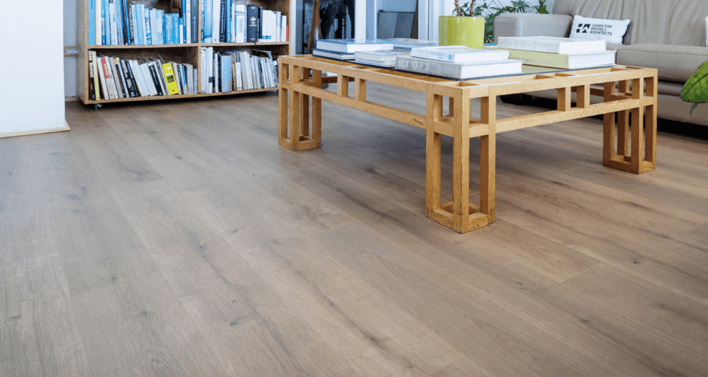 Piso flotante SPC color madera clara recién instalado